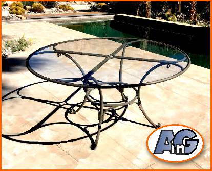 Round patio table